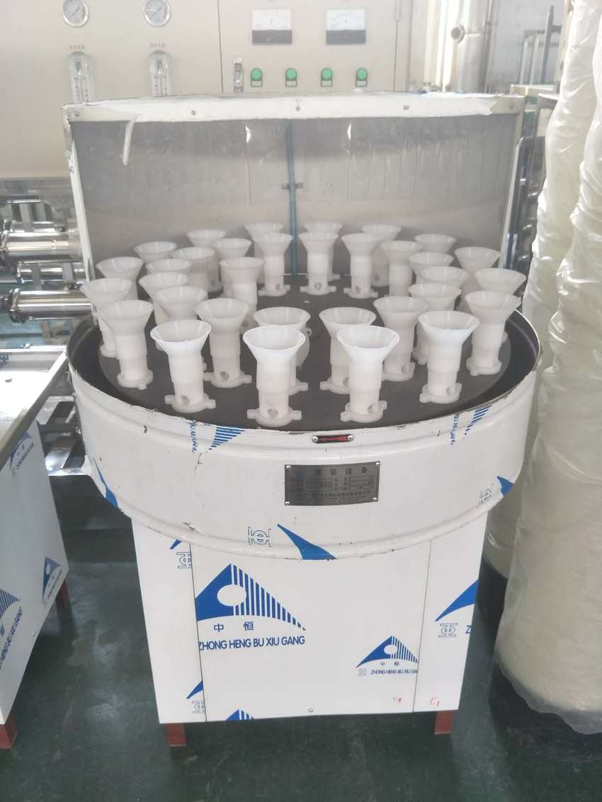 半自動(dòng)小瓶罐裝機(jī).jpg